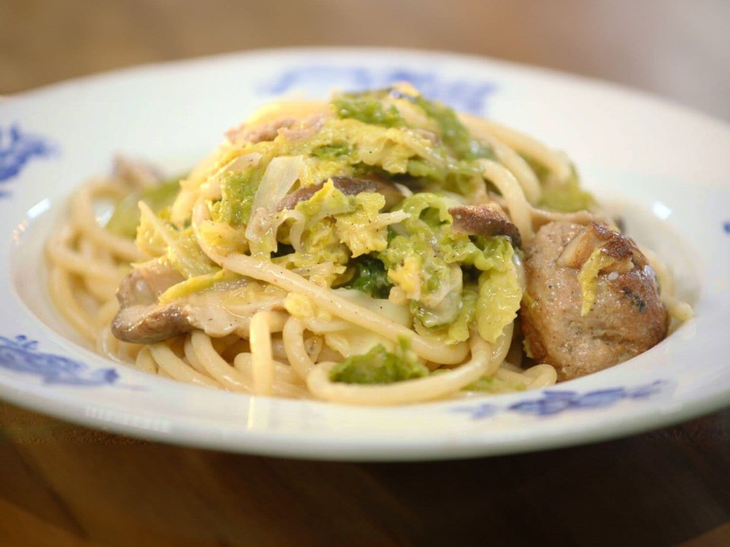 Pasta met groene kool, shiitake en gehaktballetjes