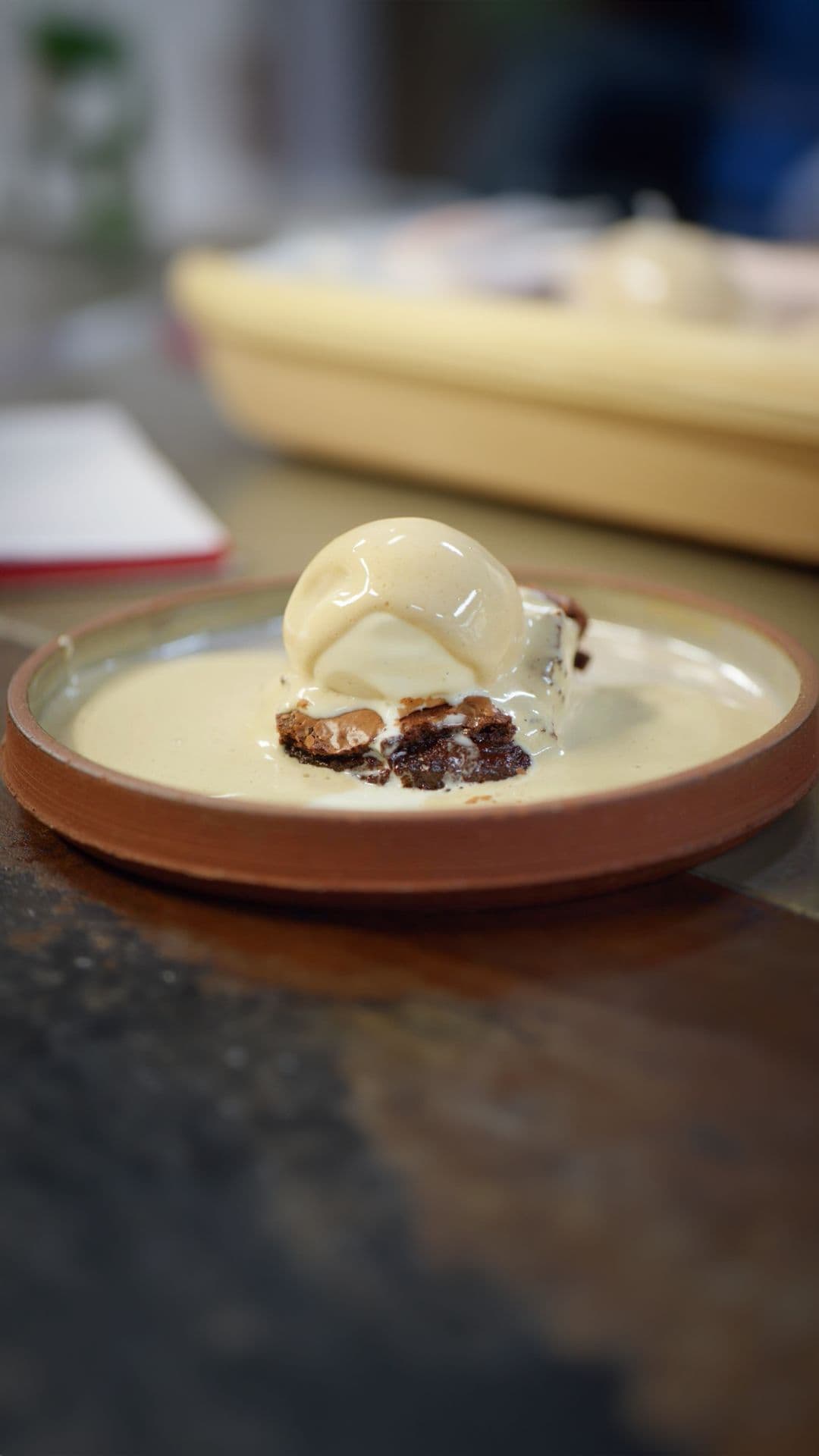 Brownie met praliné, vanille-ijs en koffiesabayon