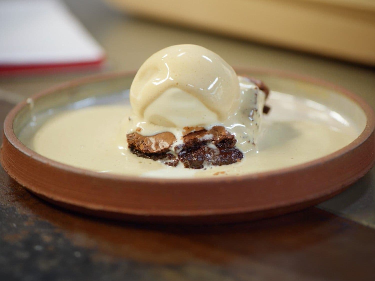 Brownie met praliné, vanille-ijs en koffiesabayon