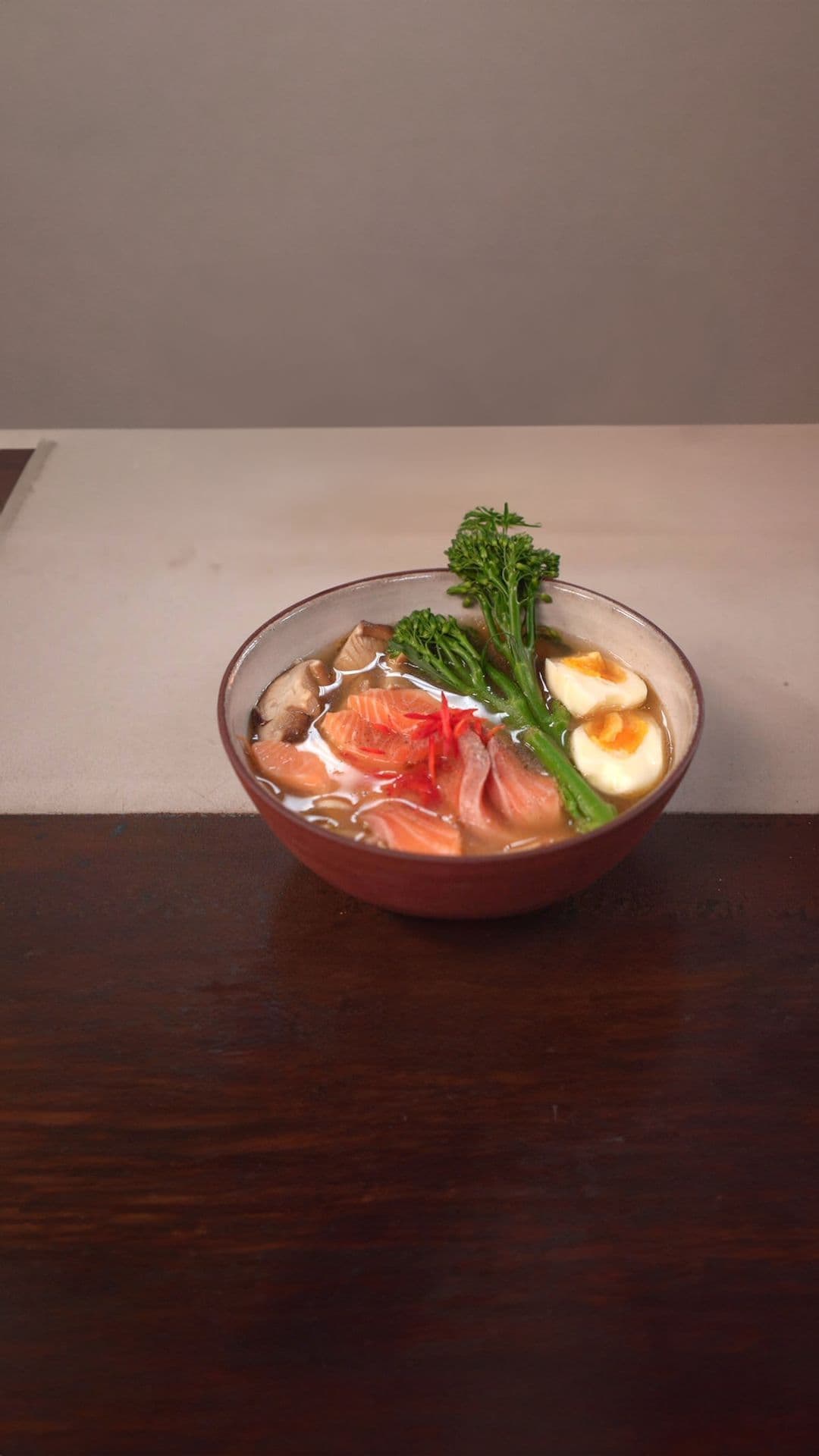 Ramen met zalm, shiitake, ei en noedels