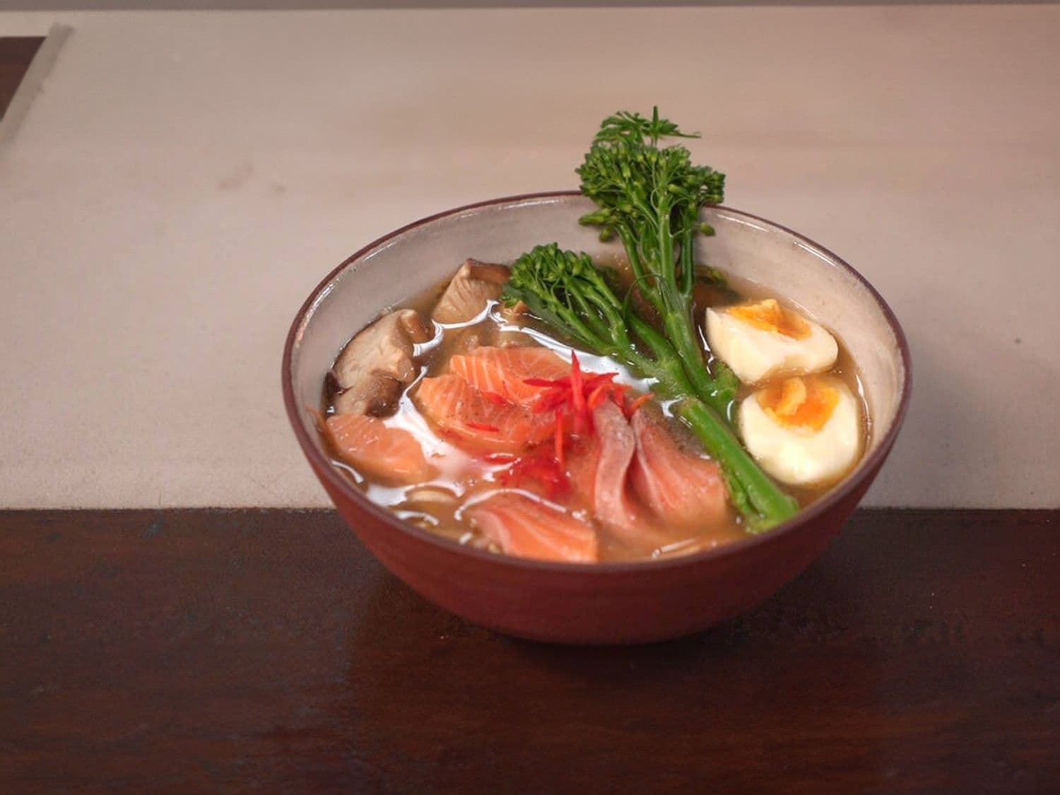 Ramen met zalm, shiitake, ei en noedels