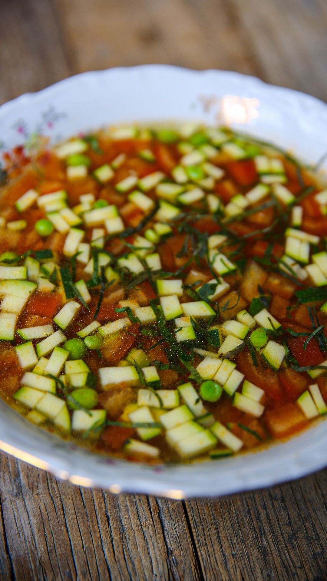 Tomatenconsommé met basilicum en erwtjes