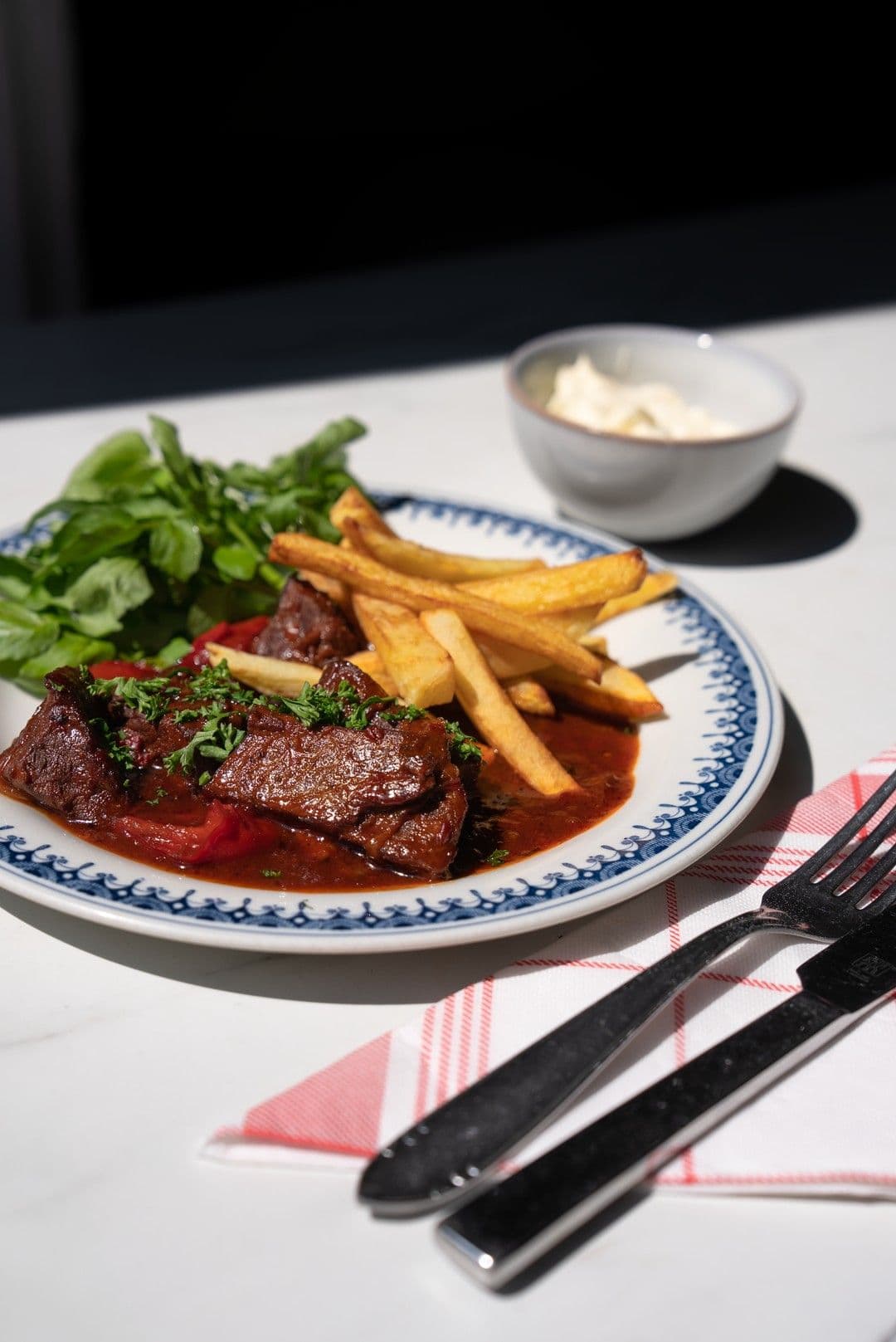Goulash met frieten en waterkers