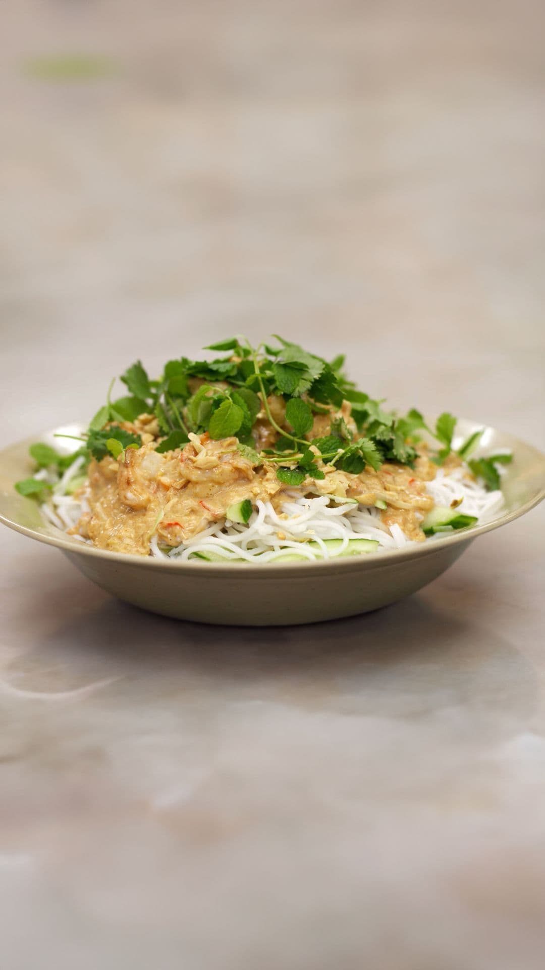 Lauwe noedelsalade met scampi en pinda