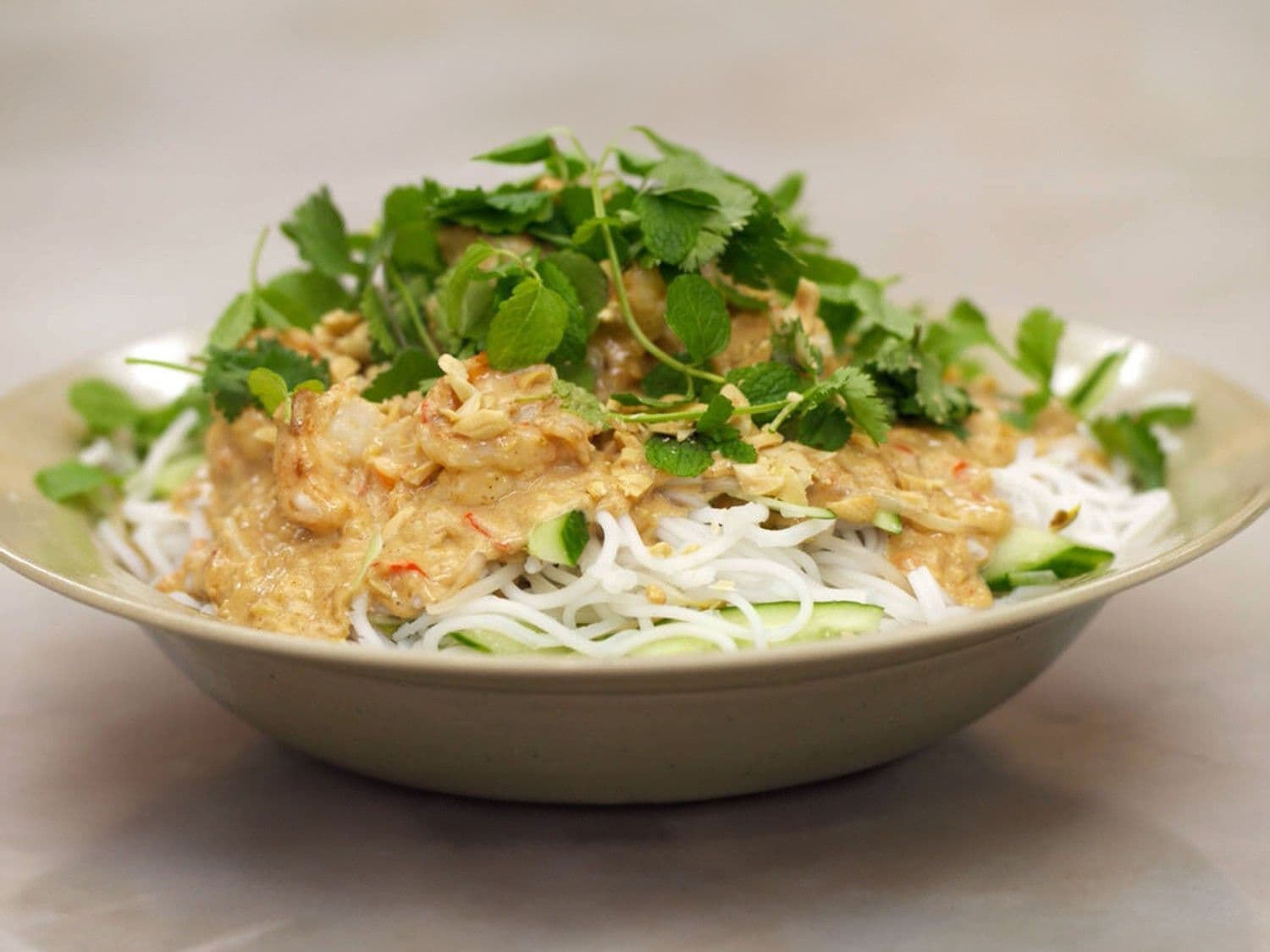 Lauwe noedelsalade met scampi en pinda