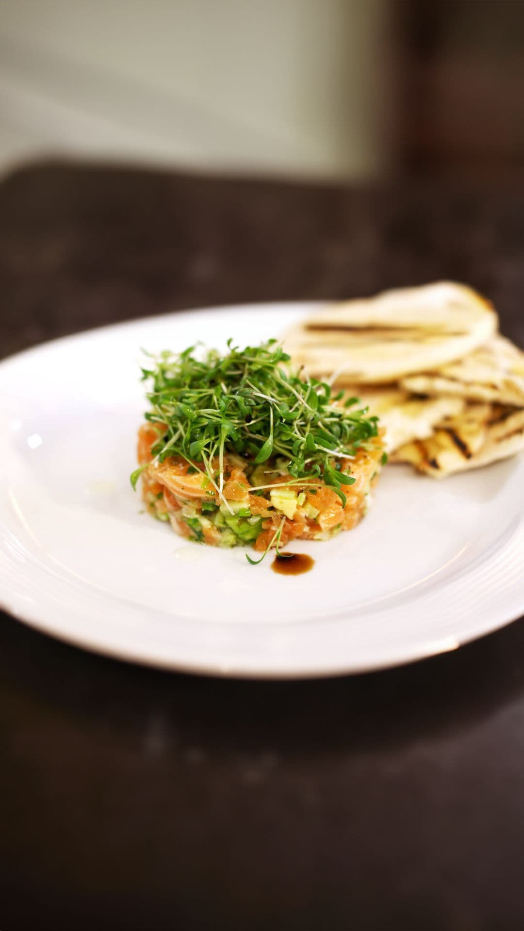 Tartaar van rauwe en gerookte zalm met avocado en komkommer