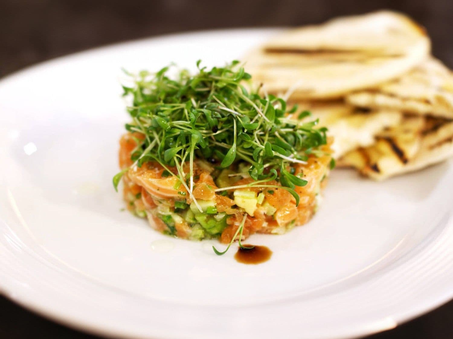 Tartaar van rauwe en gerookte zalm met avocado en komkommer