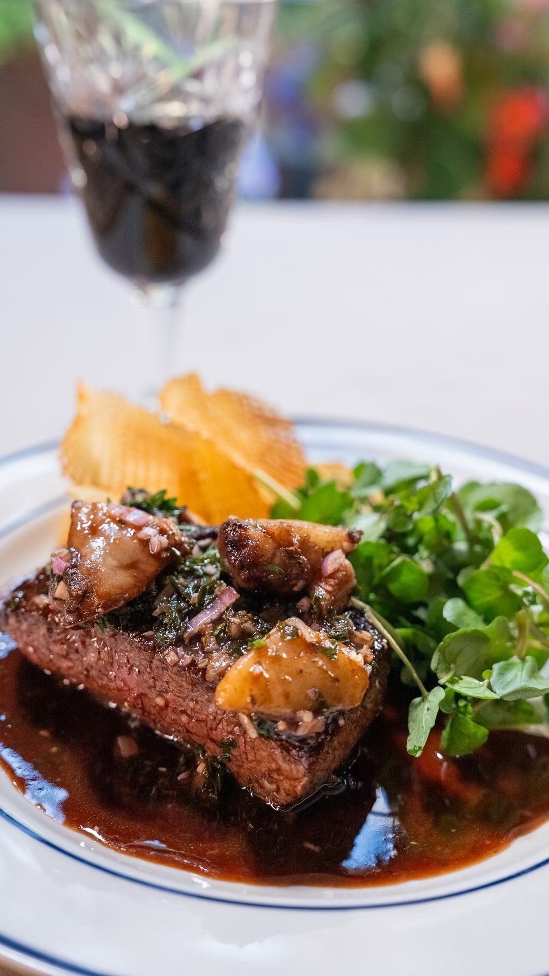 Steak met mergsaus, pommes gaufrettes en waterkers