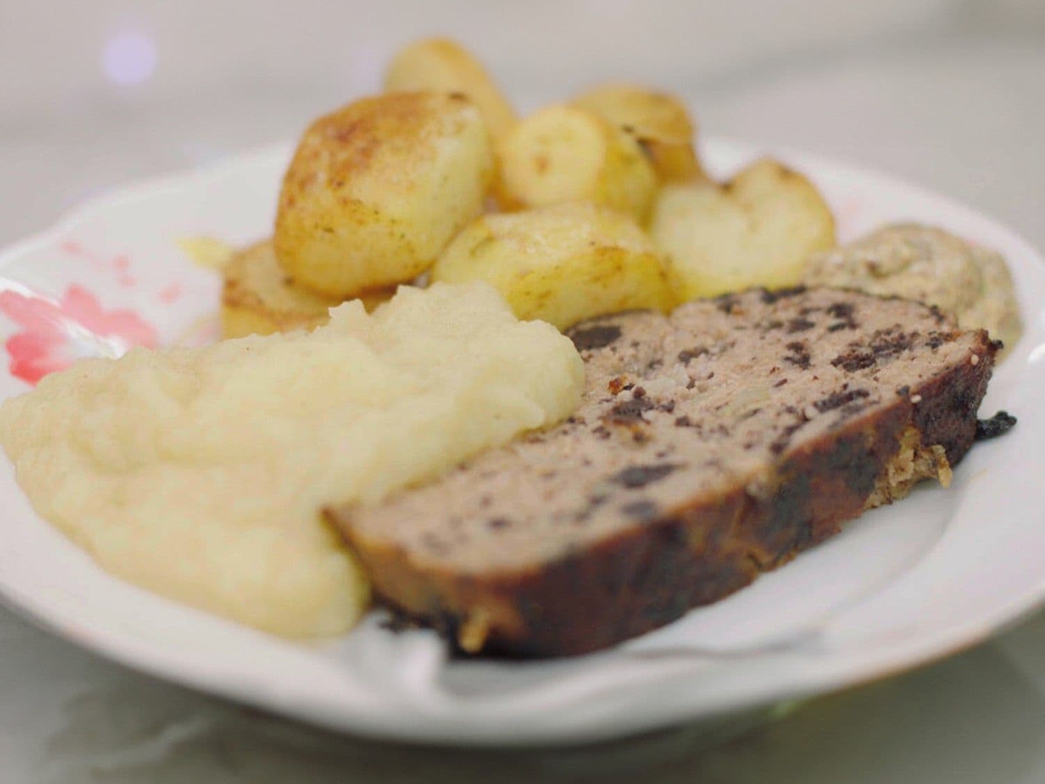 Gehaktbrood met zwarte pens, appelmoes en gebakken aardappelen