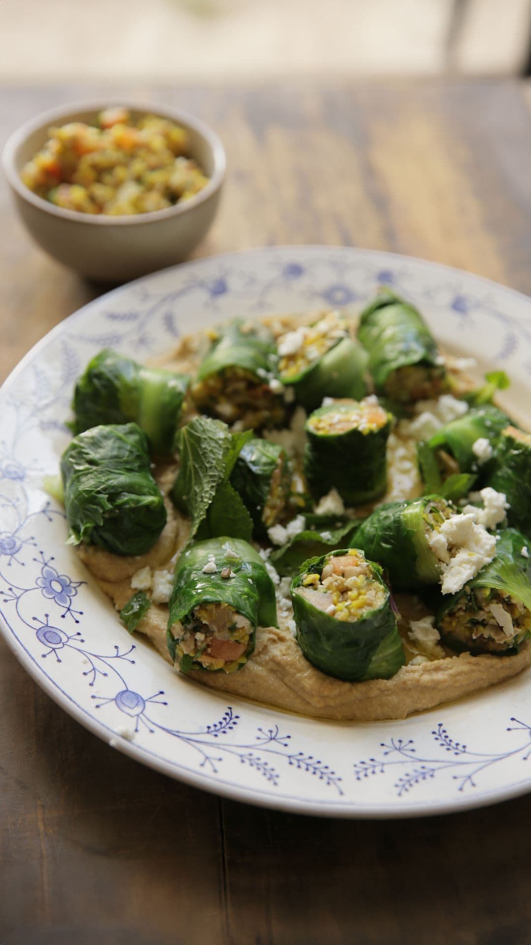 Dolmades van andijvie met bulgur, hummus en feta