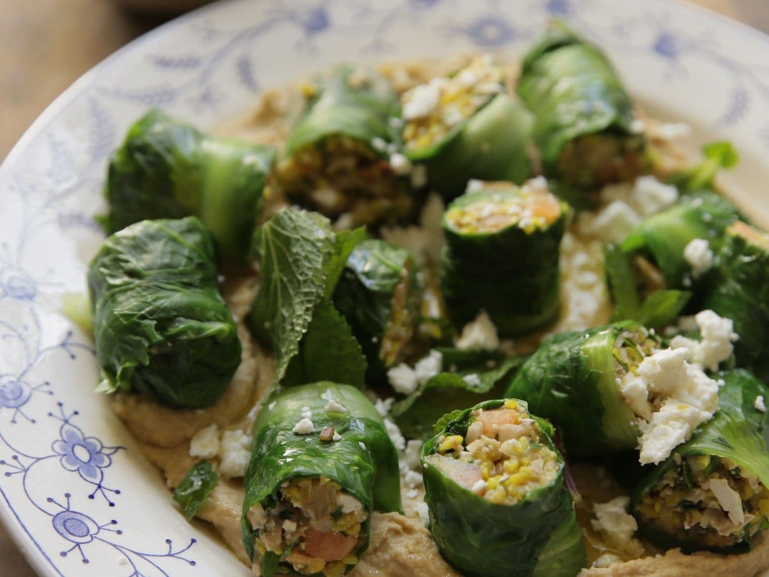Dolmades van andijvie met bulgur, hummus en feta