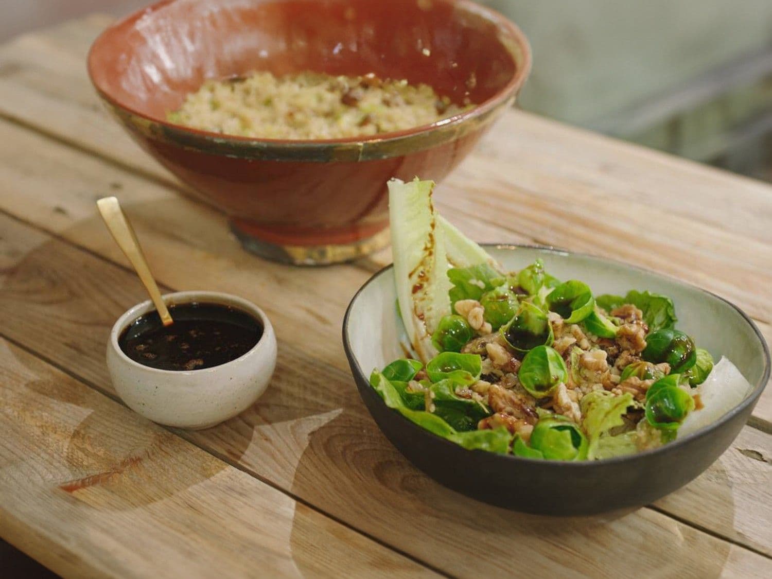 Salade met bulgur, boschampignons, spruitjes en portosiroop