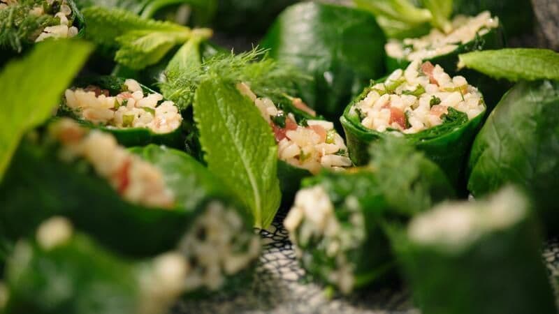 Dolmades van spinazie met paprikaharissa