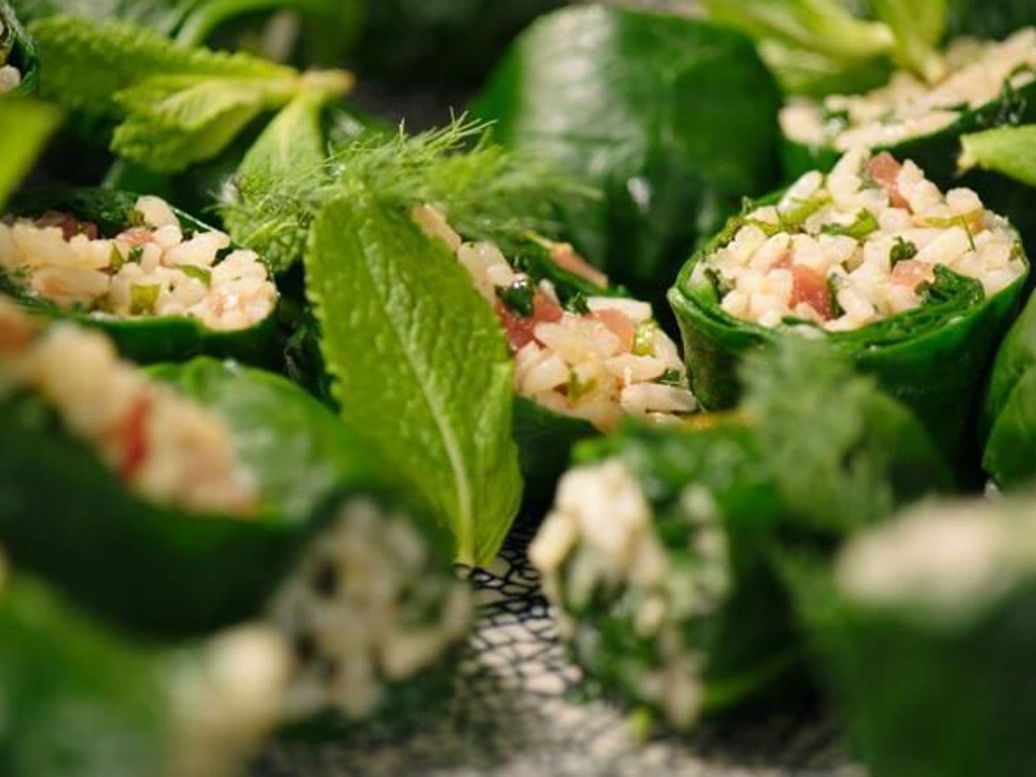 Dolmades van spinazie met paprikaharissa