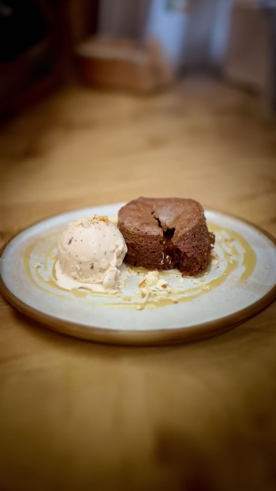 Moelleux van chocolade, praliné en hazelnoot, saus van boterkaramellen en praliné-ijs