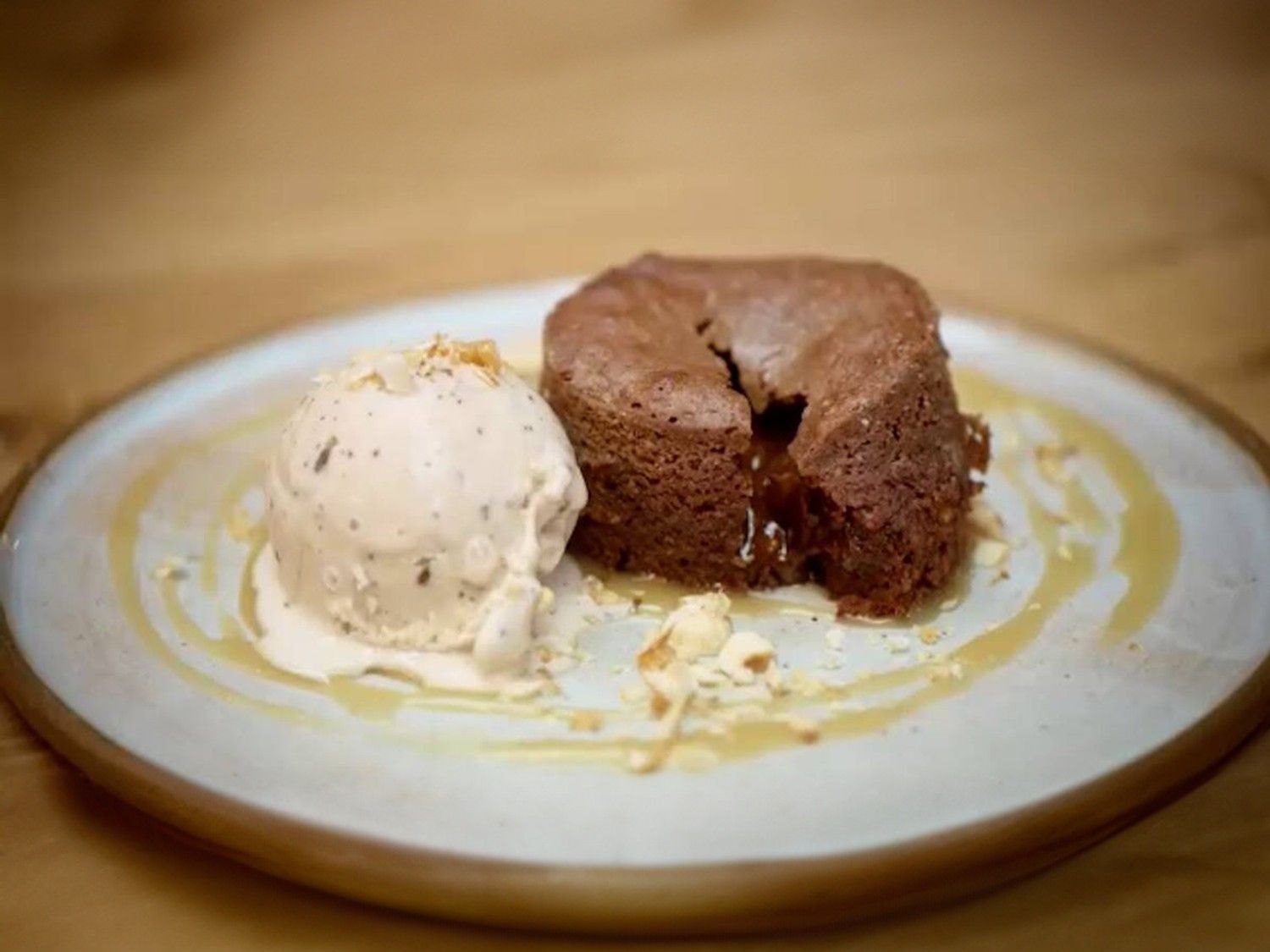 Moelleux van chocolade, praliné en hazelnoot, saus van boterkaramellen en praliné-ijs