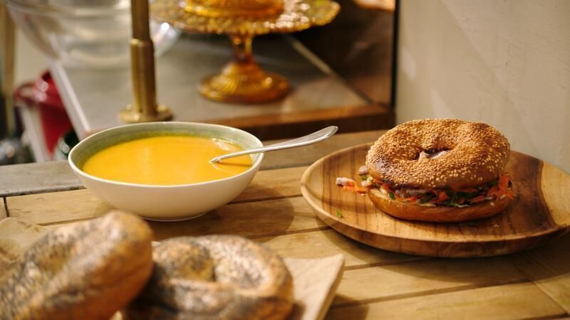 Wortel-gembersoep en bagel met kip en wortelsalade