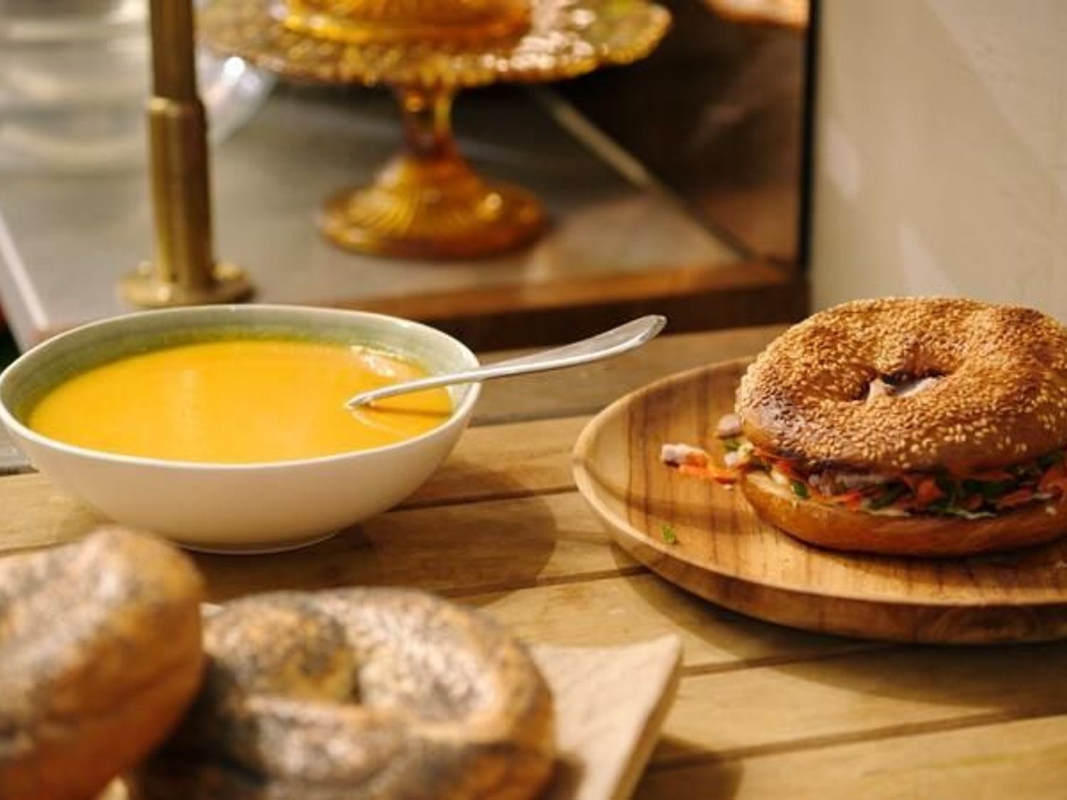 Wortel-gembersoep en bagel met kip en wortelsalade