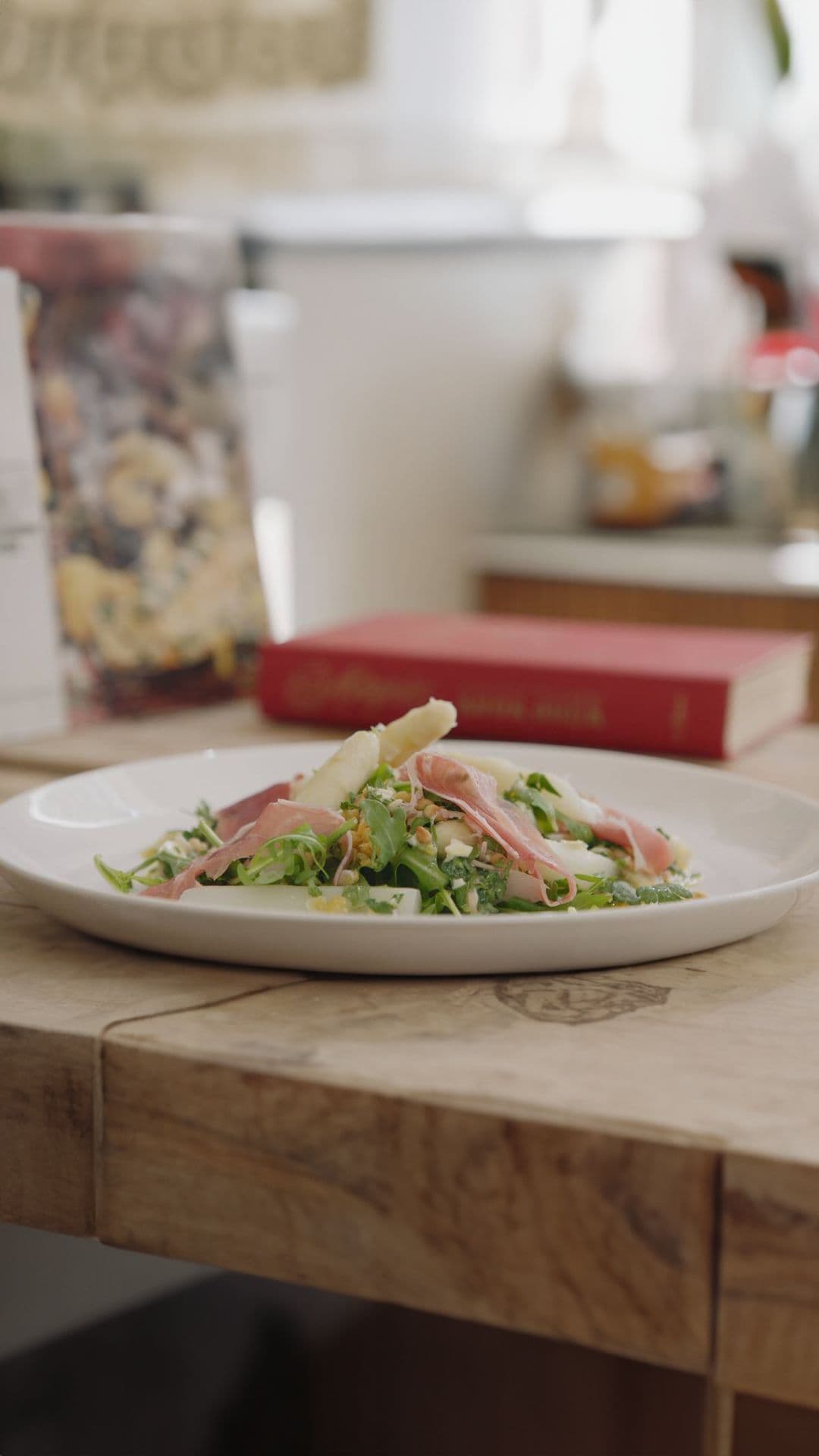 Rucolasalade met rode linzen, asperges en gedroogde ham
