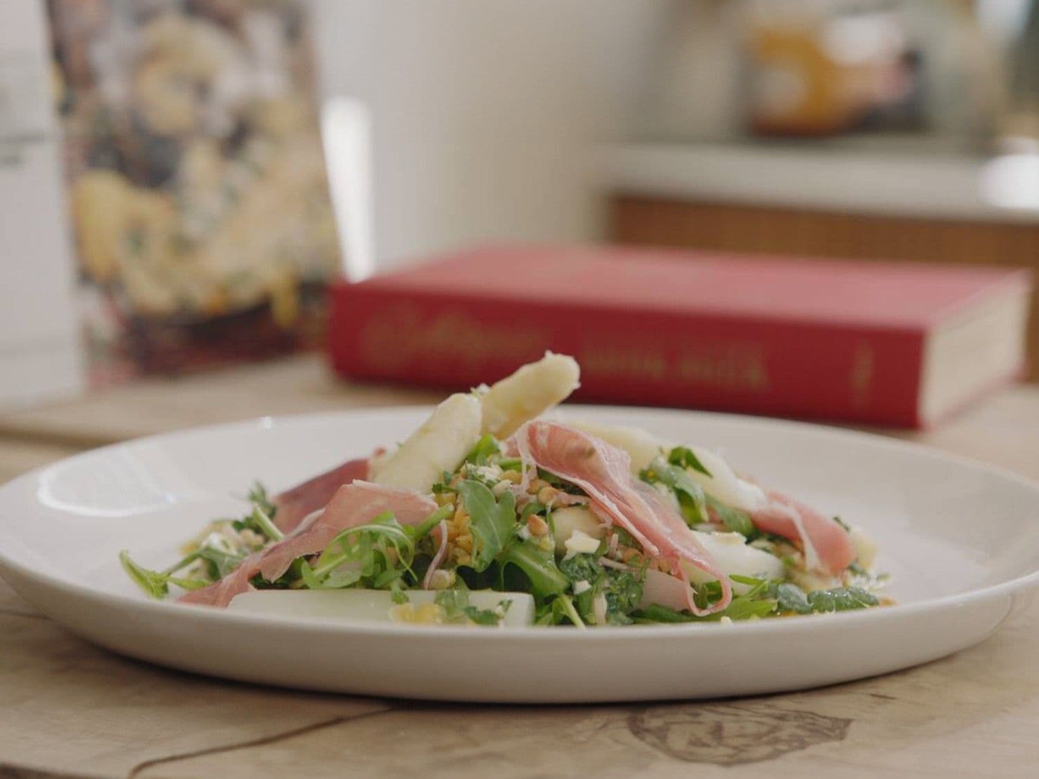 Rucolasalade met rode linzen, asperges en gedroogde ham