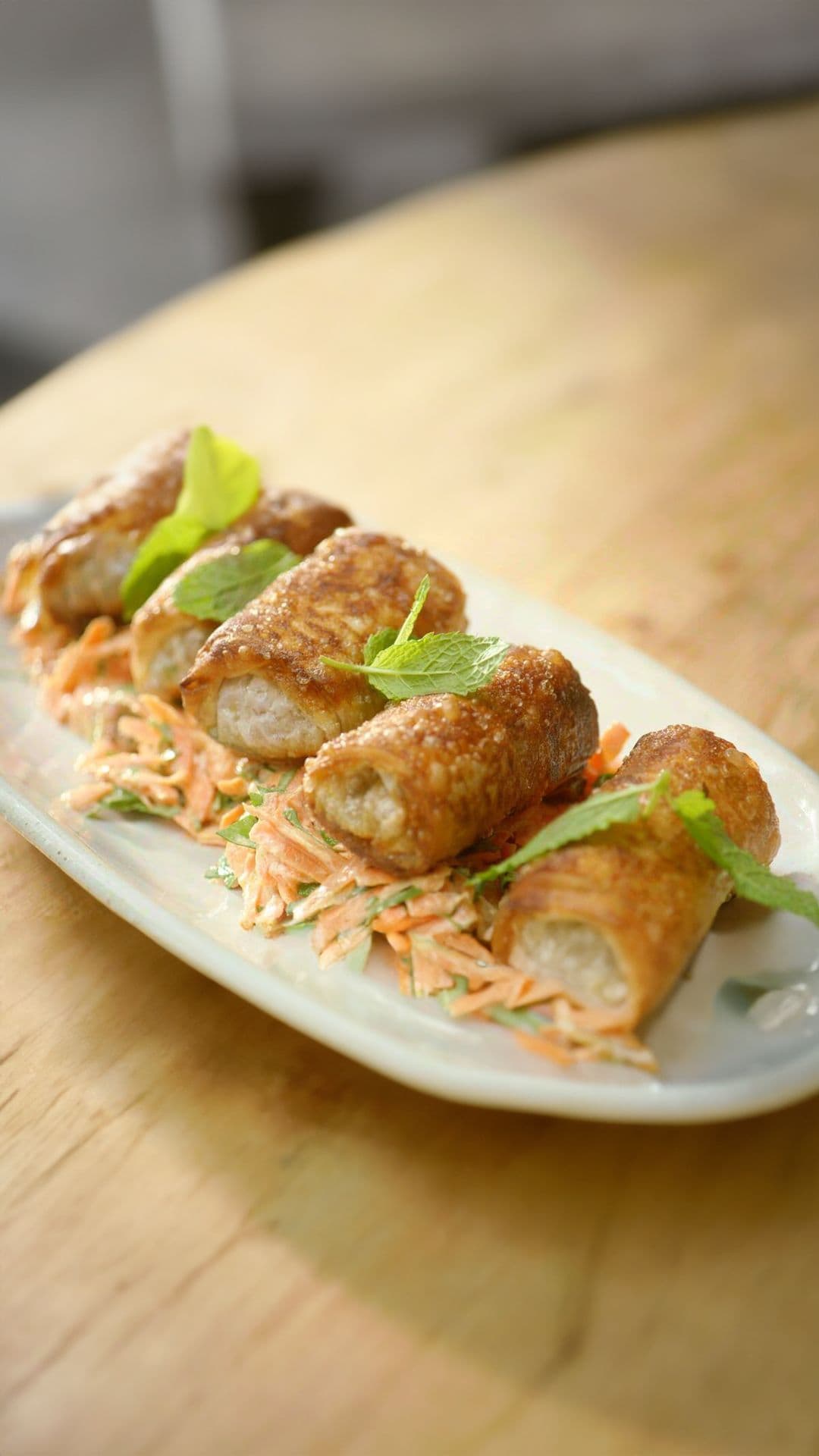 Filodeegpakketjes met lamsgehakt en wortelsalade