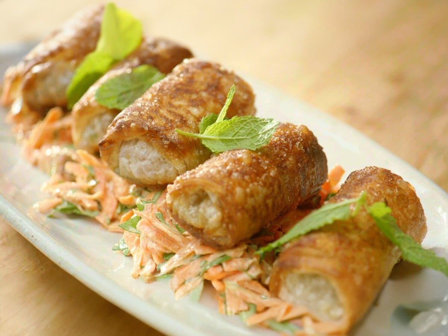 Filodeegpakketjes met lamsgehakt en wortelsalade