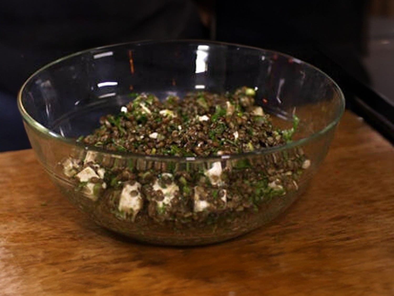 Linzensla met verse kruiden, feta en een zoetzure dressing