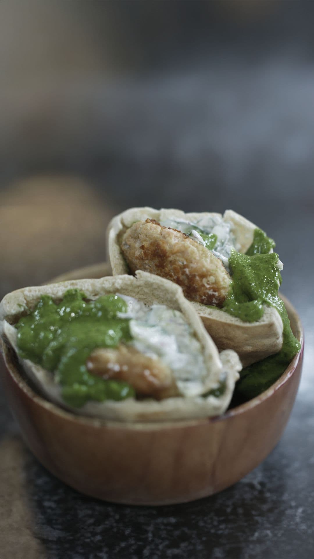 Zalmburger met komkommersalade en salsa verde
