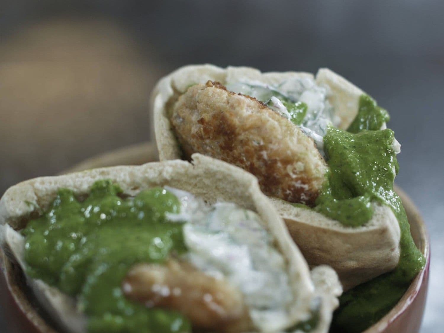 Zalmburger met komkommersalade en salsa verde