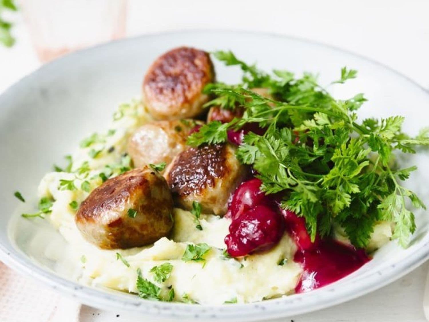 Gehaktballetjes met krieken en kervelpuree