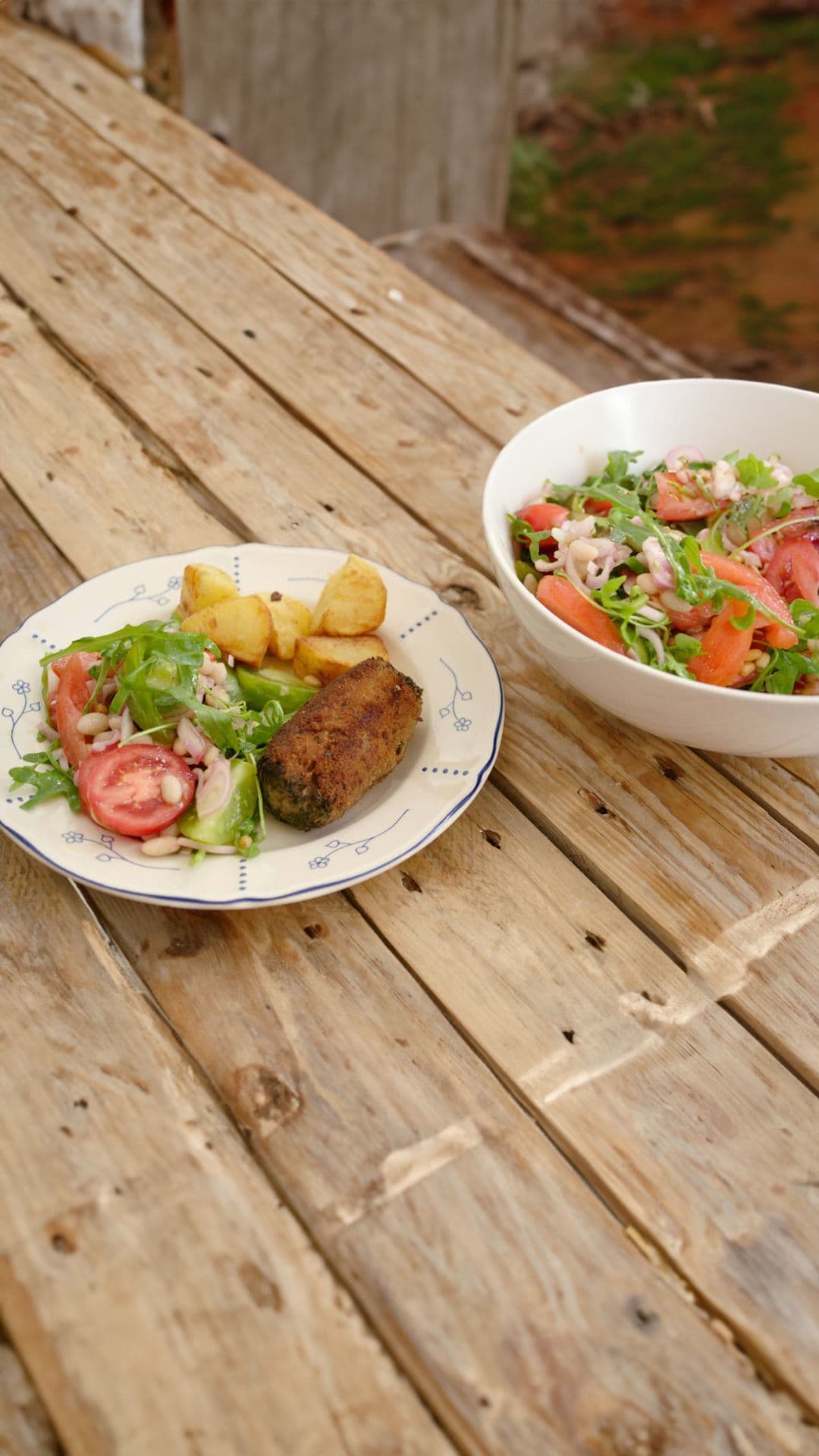 Boomstammetjes met tomaten/witte bonensla en gebakken aardappelen