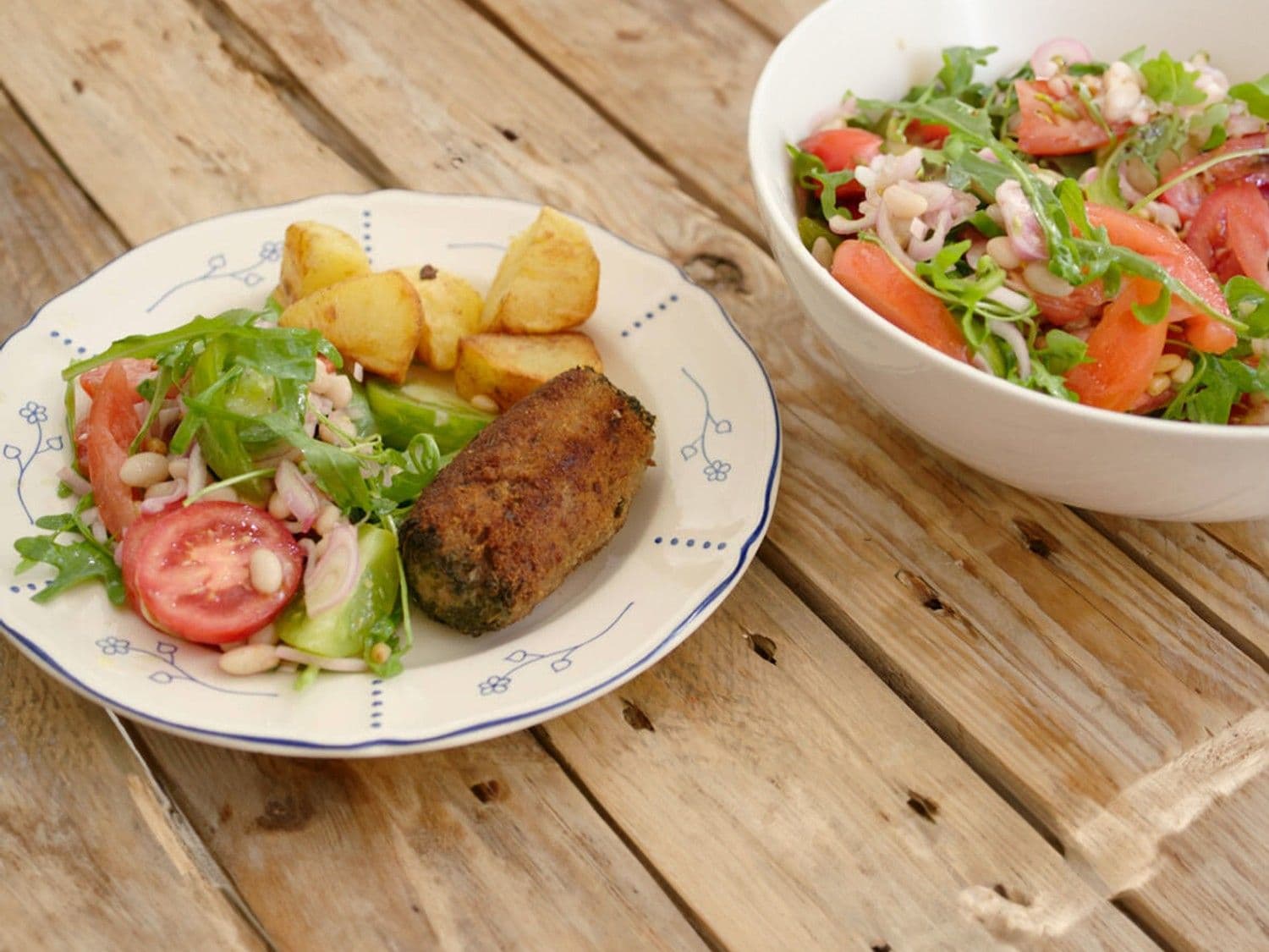 Boomstammetjes met tomaten/witte bonensla en gebakken aardappelen