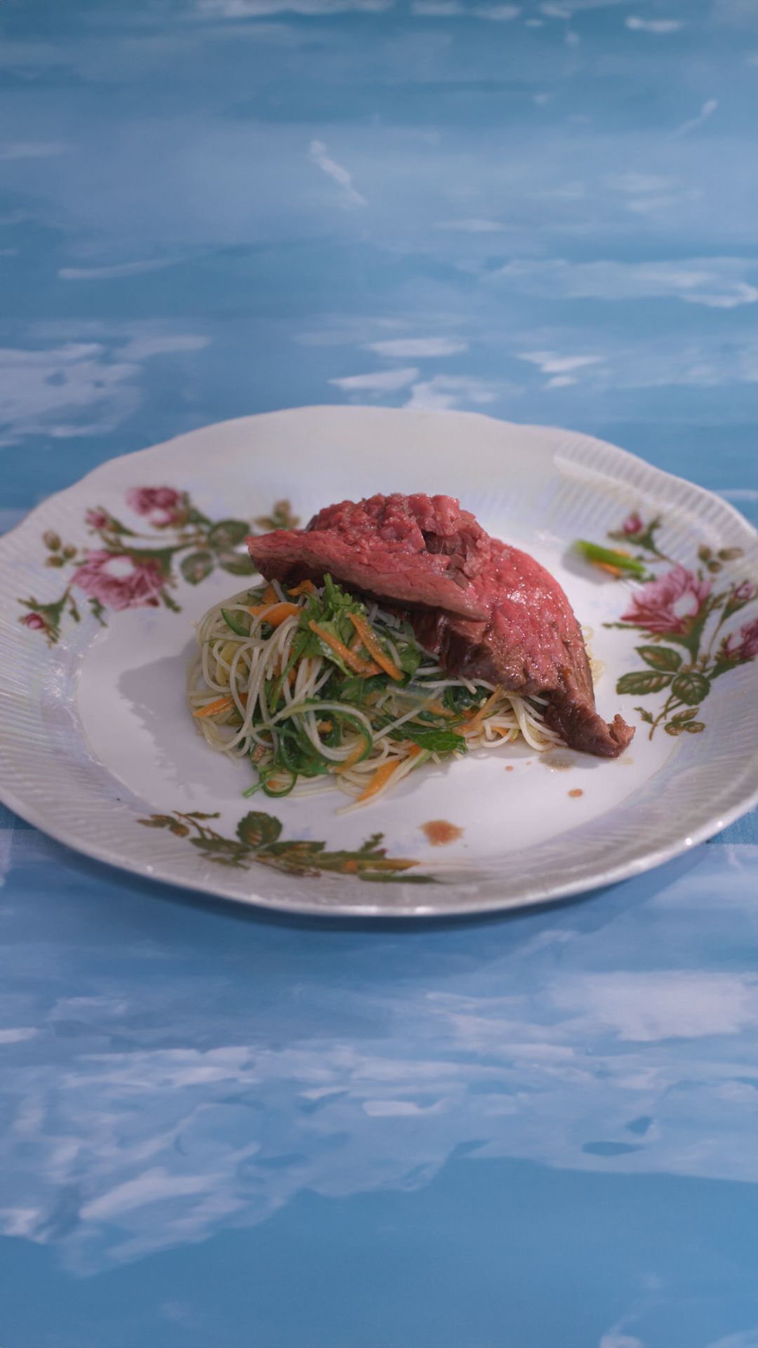 Tataki van gegrilde bavette met noedelsalade 