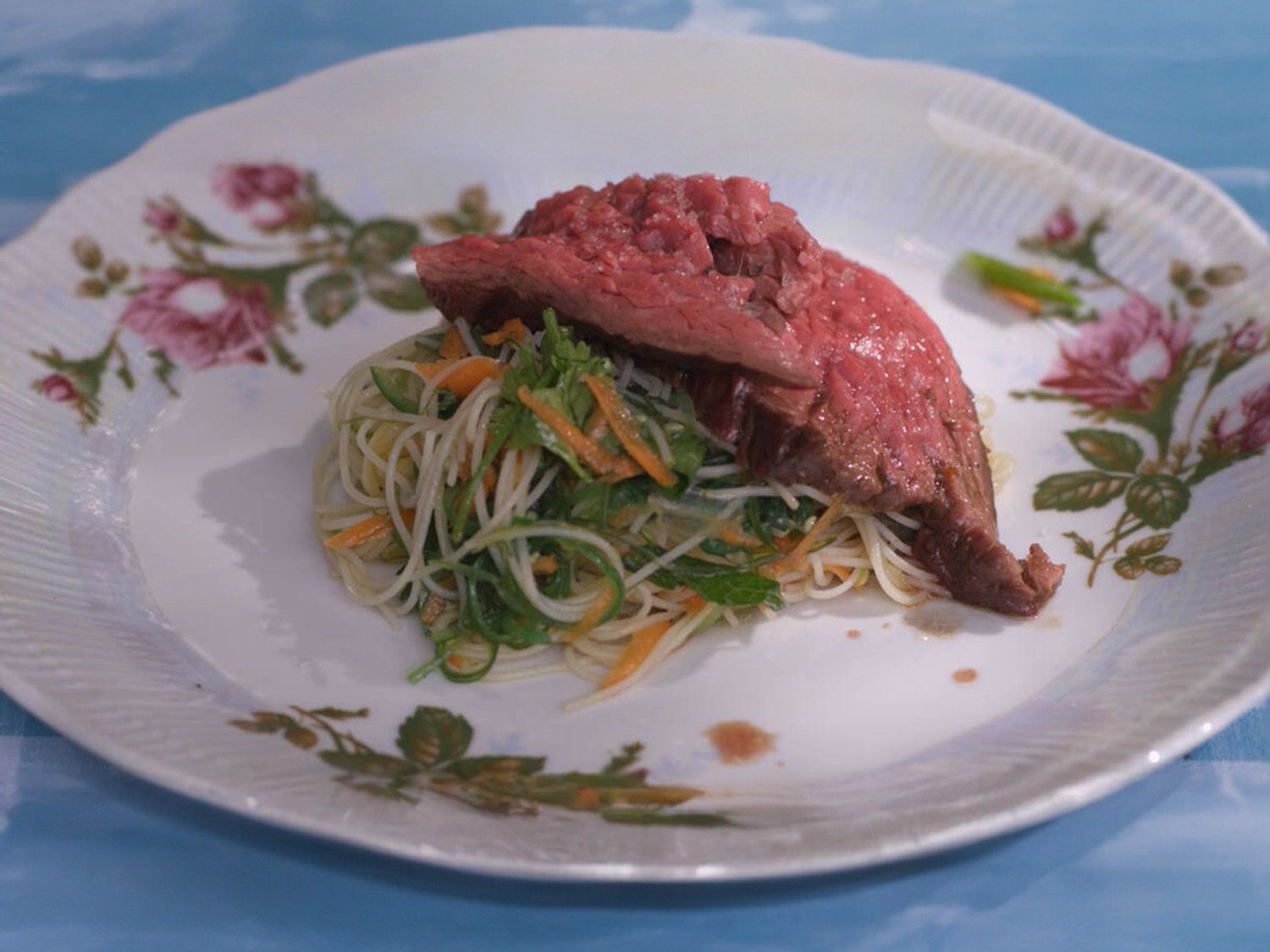 Tataki van gegrilde bavette met noedelsalade 