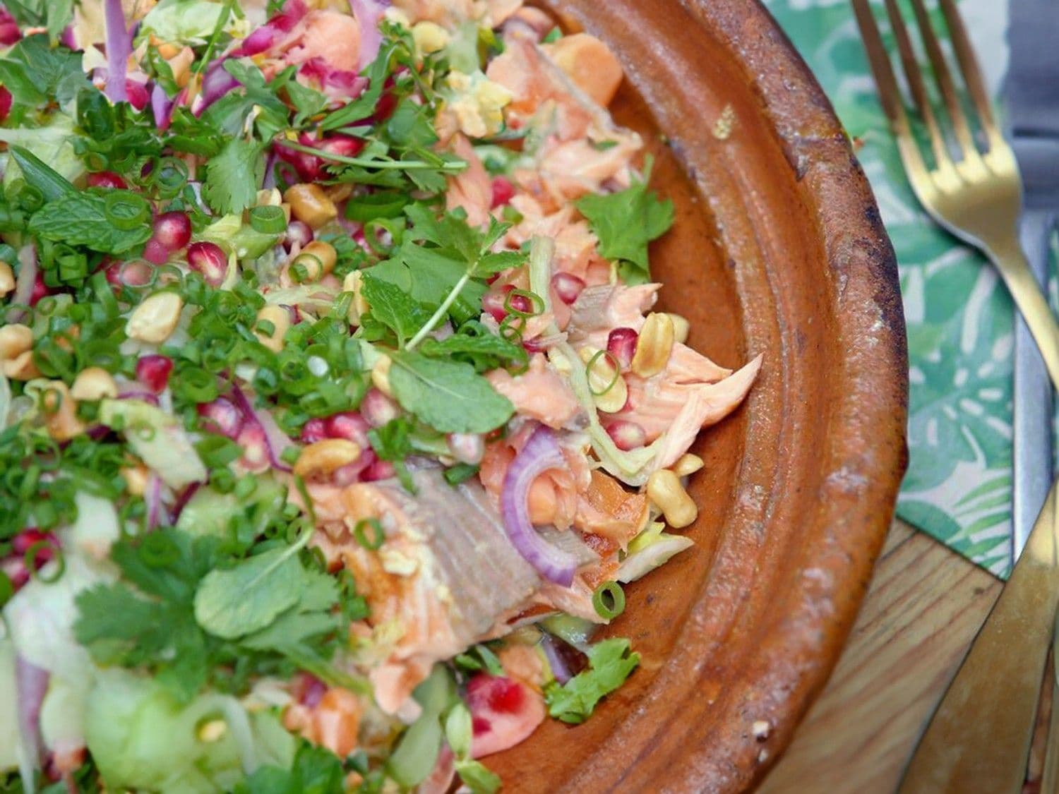 Pulled zalm met granaatappelsalade en Thaise vinaigrette