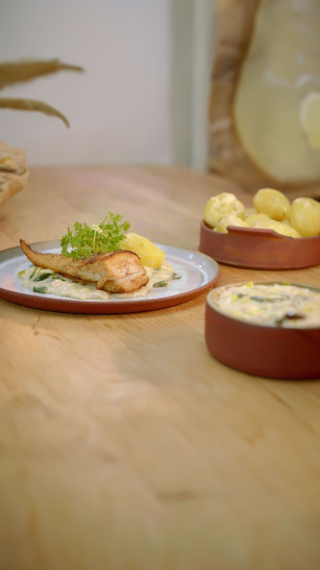 Gebakken roggenvleugel met preisaus en gekookte aardappelen