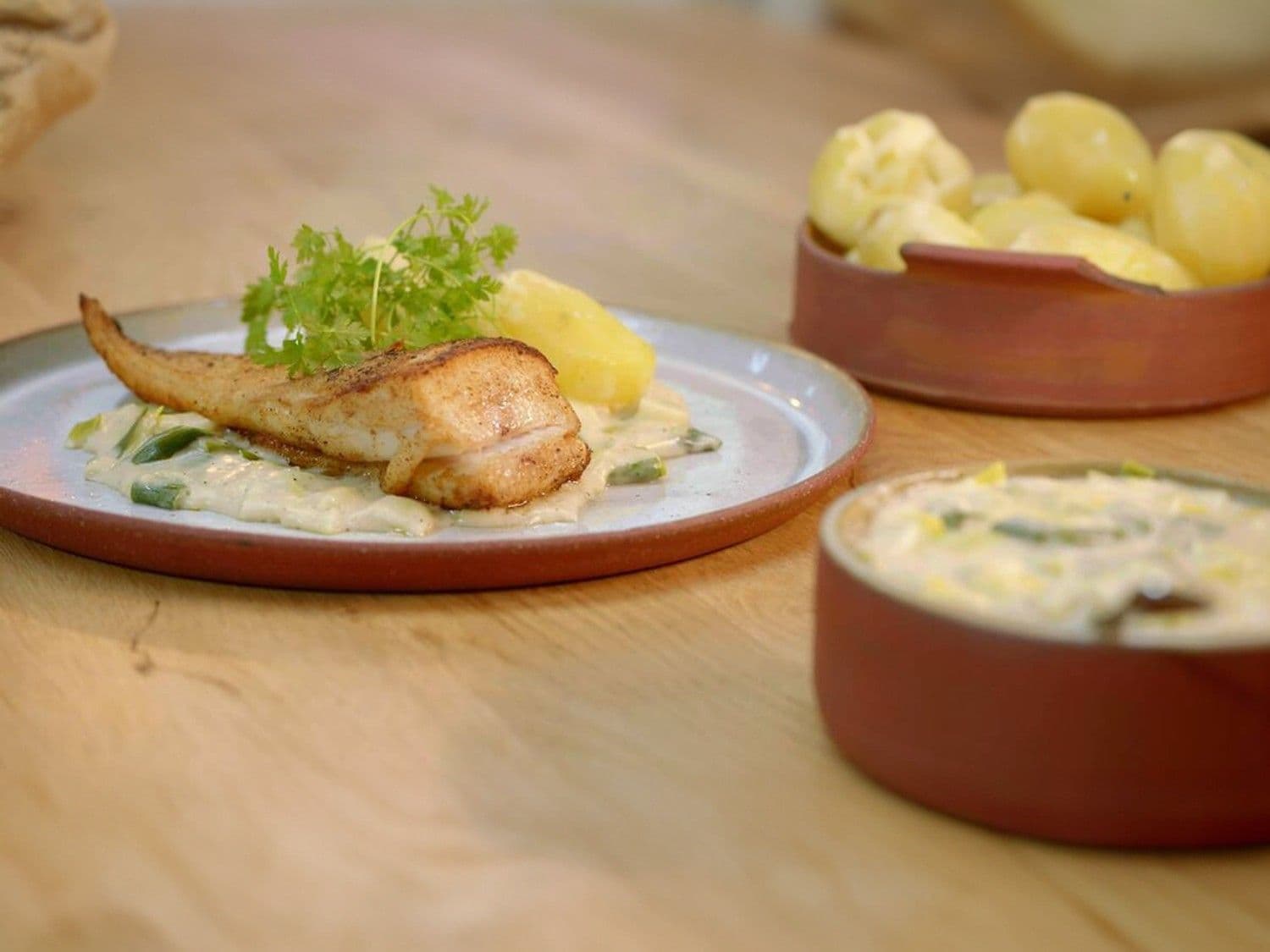 Gebakken roggenvleugel met preisaus en gekookte aardappelen