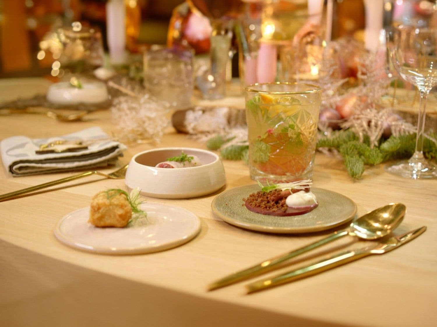 Noordzeekroketjes, rundertartaar met daikon, carpaccio van rode biet met crème van geitenkaas en kerstpunch met Martini Floreale, ginger beer en clementines