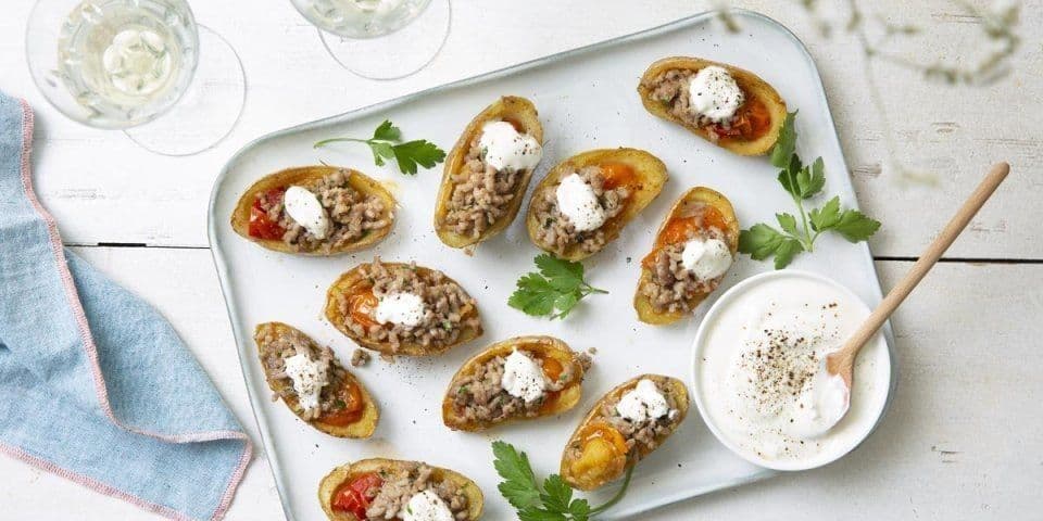 Gevulde aardappel met pittig varkensgehakt en tomatensalsa