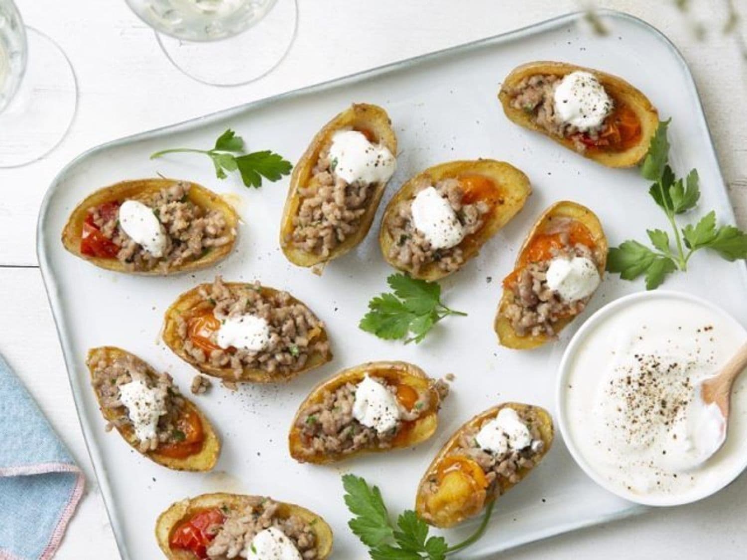 Gevulde aardappel met pittig varkensgehakt en tomatensalsa