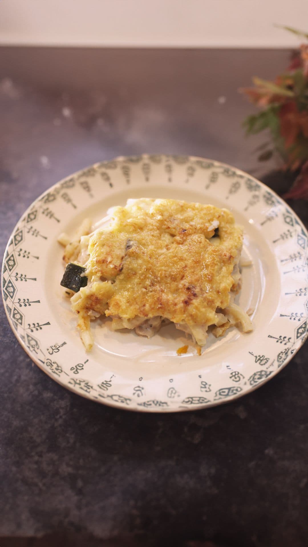 Macaroni met tonijn, courgette en kaassaus