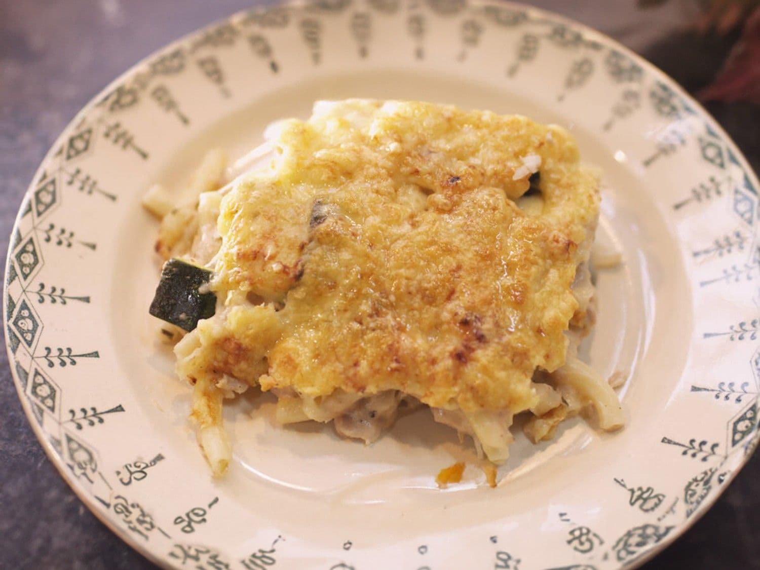 Macaroni met tonijn, courgette en kaassaus