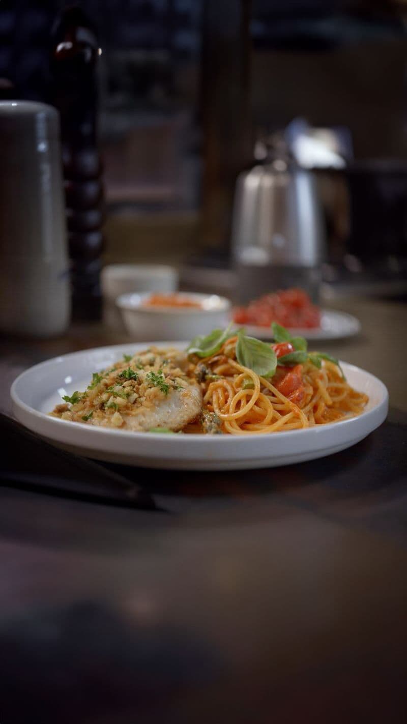 Pasta pesto pomodoro met groene aspergetips en gebakken roodbaars