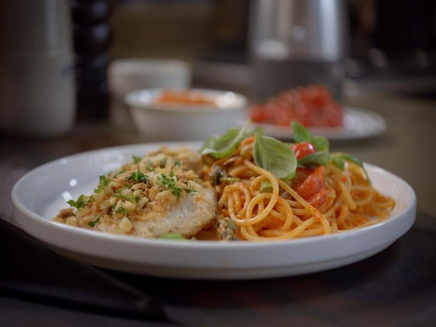 Pasta pesto pomodoro met groene aspergetips en gebakken roodbaars