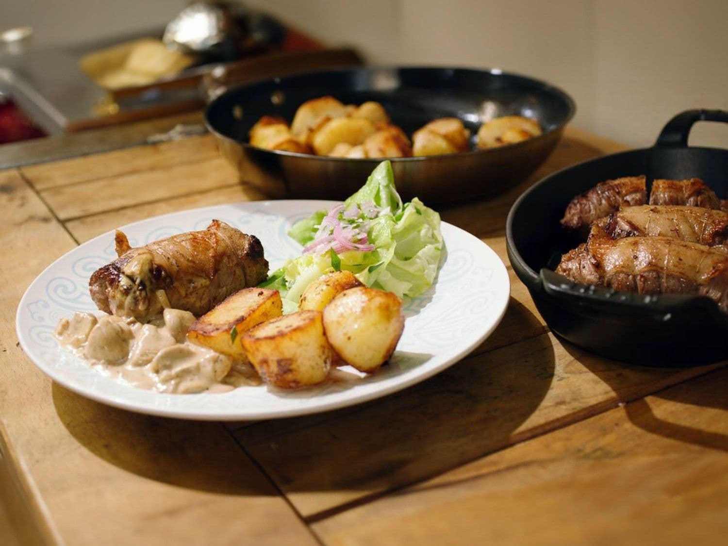 Blinde vinken met champignon-mosterdsaus en gebakken aardappelen