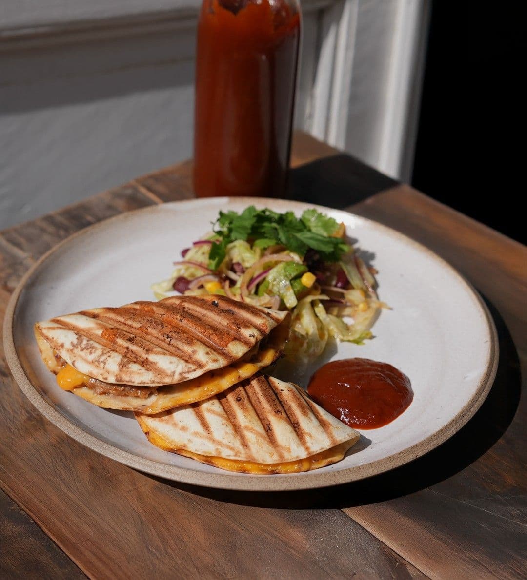 Quesadillas met gehakt en cheddar met jalapeñoketchup