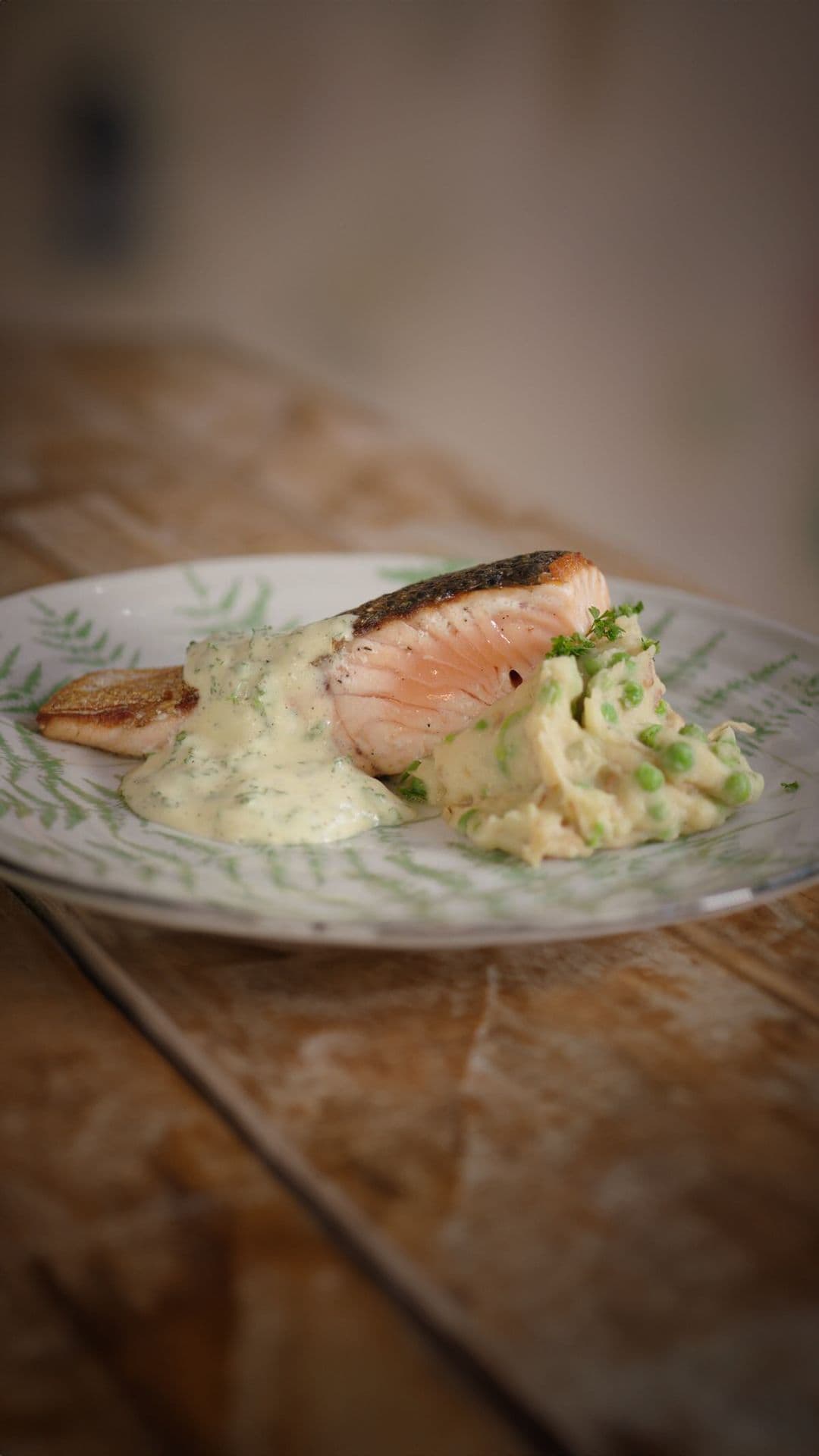 Zalm met erwtenstoemp, bacon en bearnaise