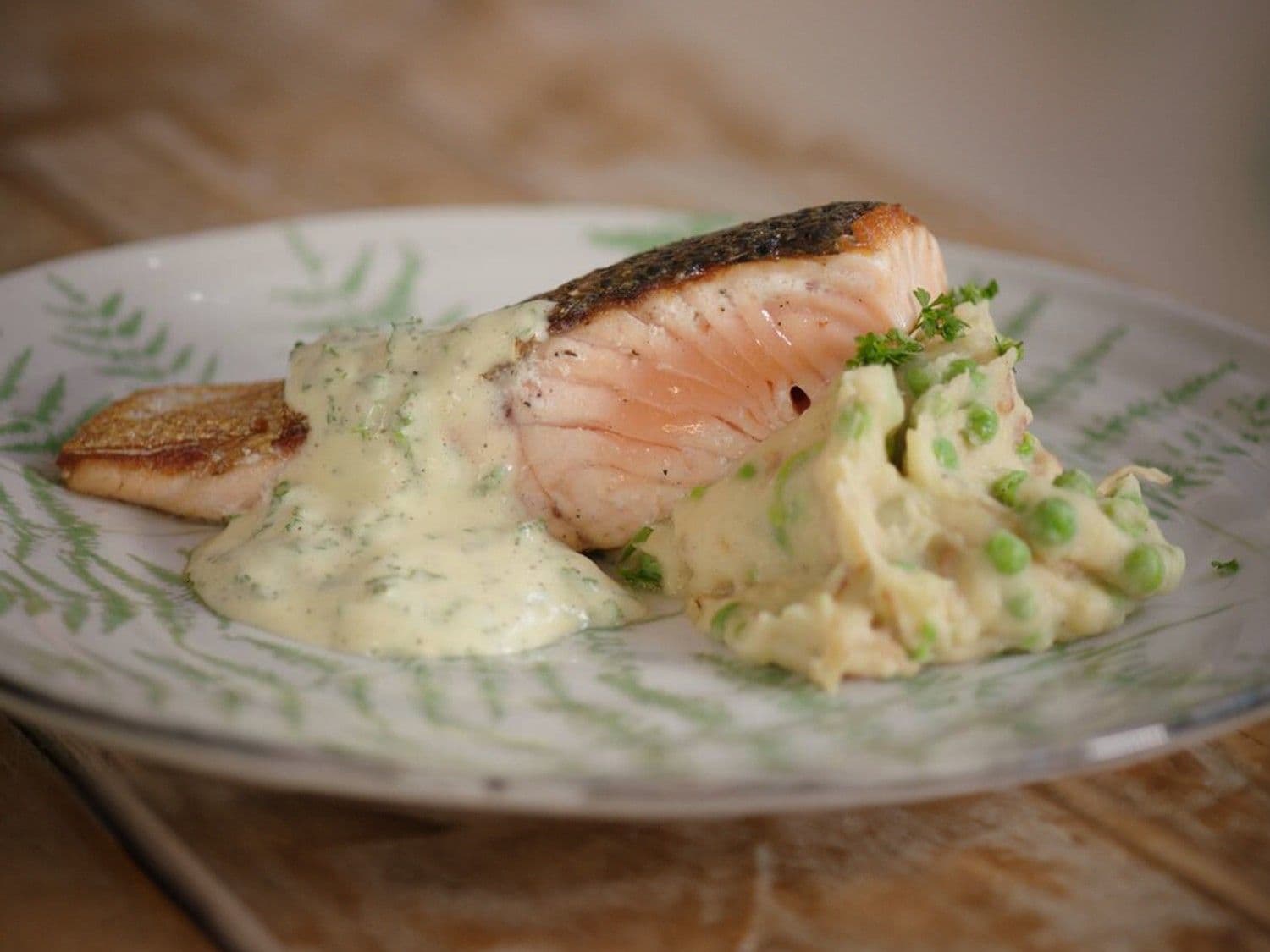 Zalm met erwtenstoemp, bacon en bearnaise