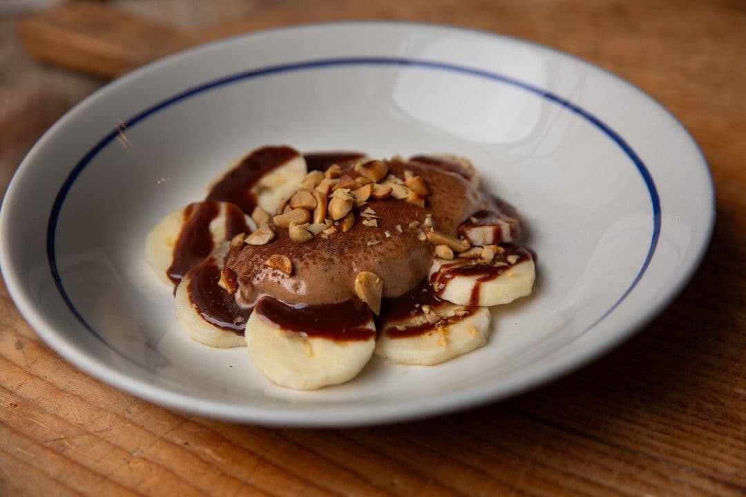 Chocolademousse met pinda en banaan