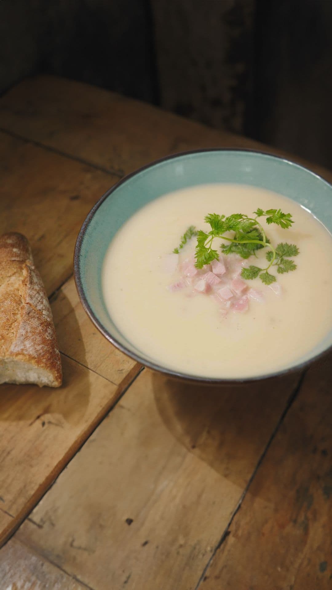 Aardappelsoep met smeltkaas en hamblokjes